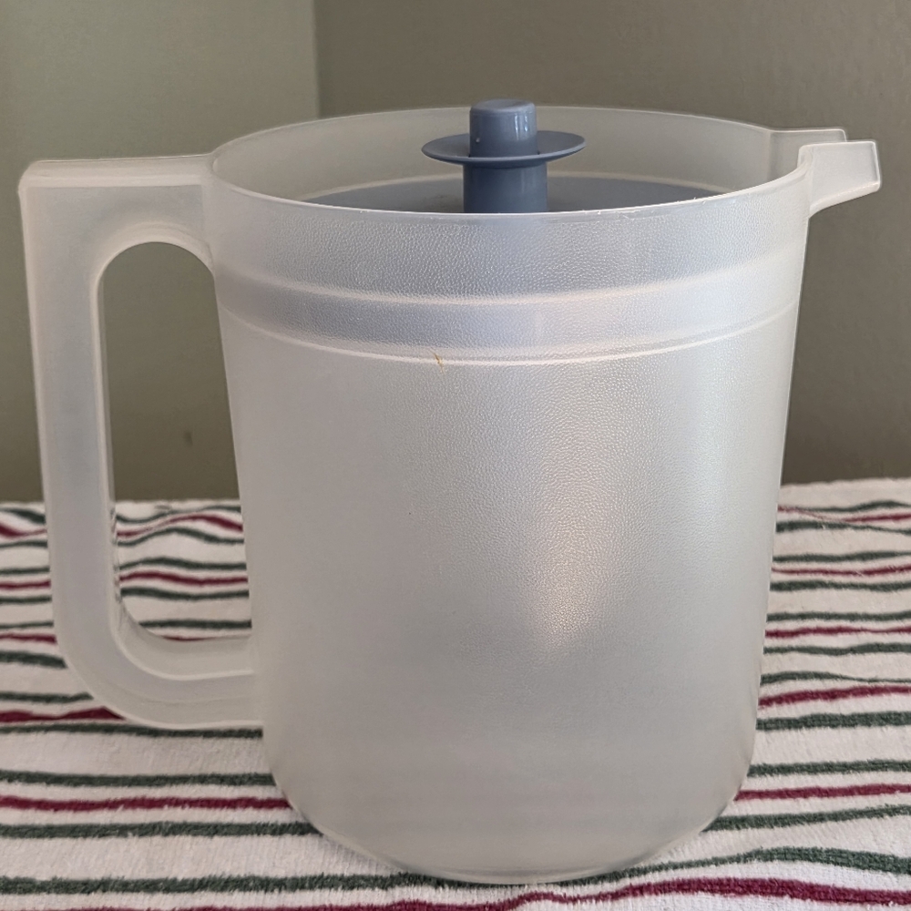 Vtg Tupperware Push Button Clear Water Juice Pitcher 1.5 QT #1575 w/ Blue Lid
